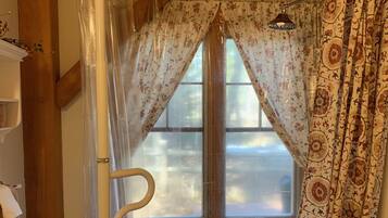 Sèche-cheveux, serviettes fournies, savon, papier toilette