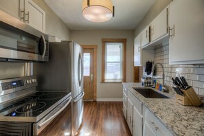 Fridge, microwave, oven, stovetop - 3509 Fabulous Midtown Townhome! Walk to TWO entertainment districts! (Omaha)