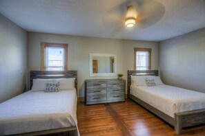 3 bedrooms, iron/ironing board, free WiFi, bed sheets - 3509 Fabulous Midtown Townhome! Walk to TWO entertainment districts! (Omaha)