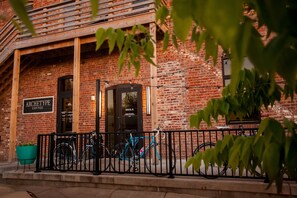 Exterior - 3509 Fabulous Midtown Townhome! Walk to TWO entertainment districts! (Omaha)