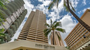 Un immeuble de grande hauteur doté de balcons et d’une enseigne indiquant « Waikiki Beach Tower 2470 ».