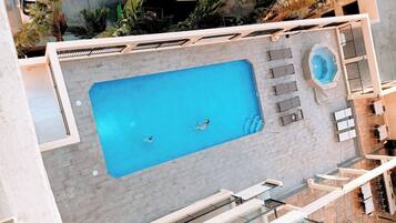 Una piscina al aire libre, una piscina climatizada