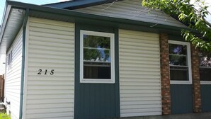 A single-story house with a number '215' on the side. - Suite With Private Entrance 20 min to YYC Airport (Airdrie, Canada)