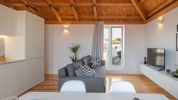 Penthouse panorámico, 2 habitaciones, vista a la ciudad | Área de sala de estar | Televisión de pantalla plana de 40 pulgadas con canales por cable