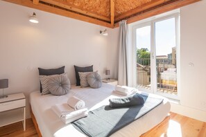 Panoramic-Penthouse, 2 Schlafzimmer, Stadtblick | Verdunkelungsvorhänge, Bügeleisen/Bügelbrett, kostenlose Babybetten