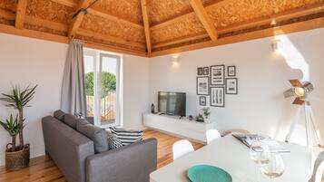 Penthouse Panoramique, 2 chambres, vue ville | Coin séjour | Télévision à écran plat de 40 pouces avec chaînes par câble