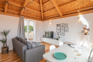 Appartement Penthouse panoramique, 2 chambres, vue sur la ville | Aire de séjour | Téléviseur à écran plat de 40 po avec télévision par câble
