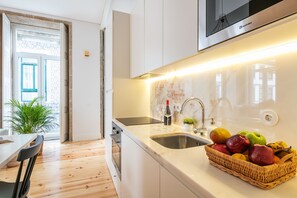 Studio, balkong, byutsikt | Eget tekjøkken | Kjøleskap, mikrobølgeovn, ovn og kokeplater