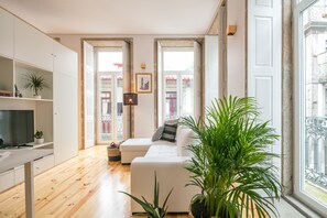 Monolocale, balcone, vista città | Tende oscuranti, ferro/asse da stiro, culle/letti per bambini (gratuiti)