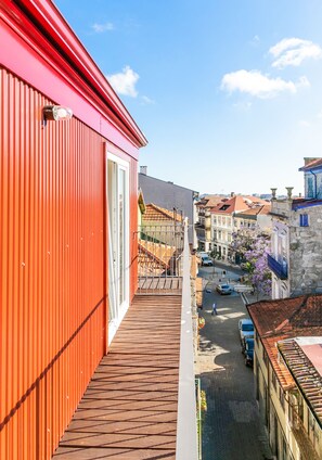 Attico panoramico, 2 camere da letto, vista città | Balcone