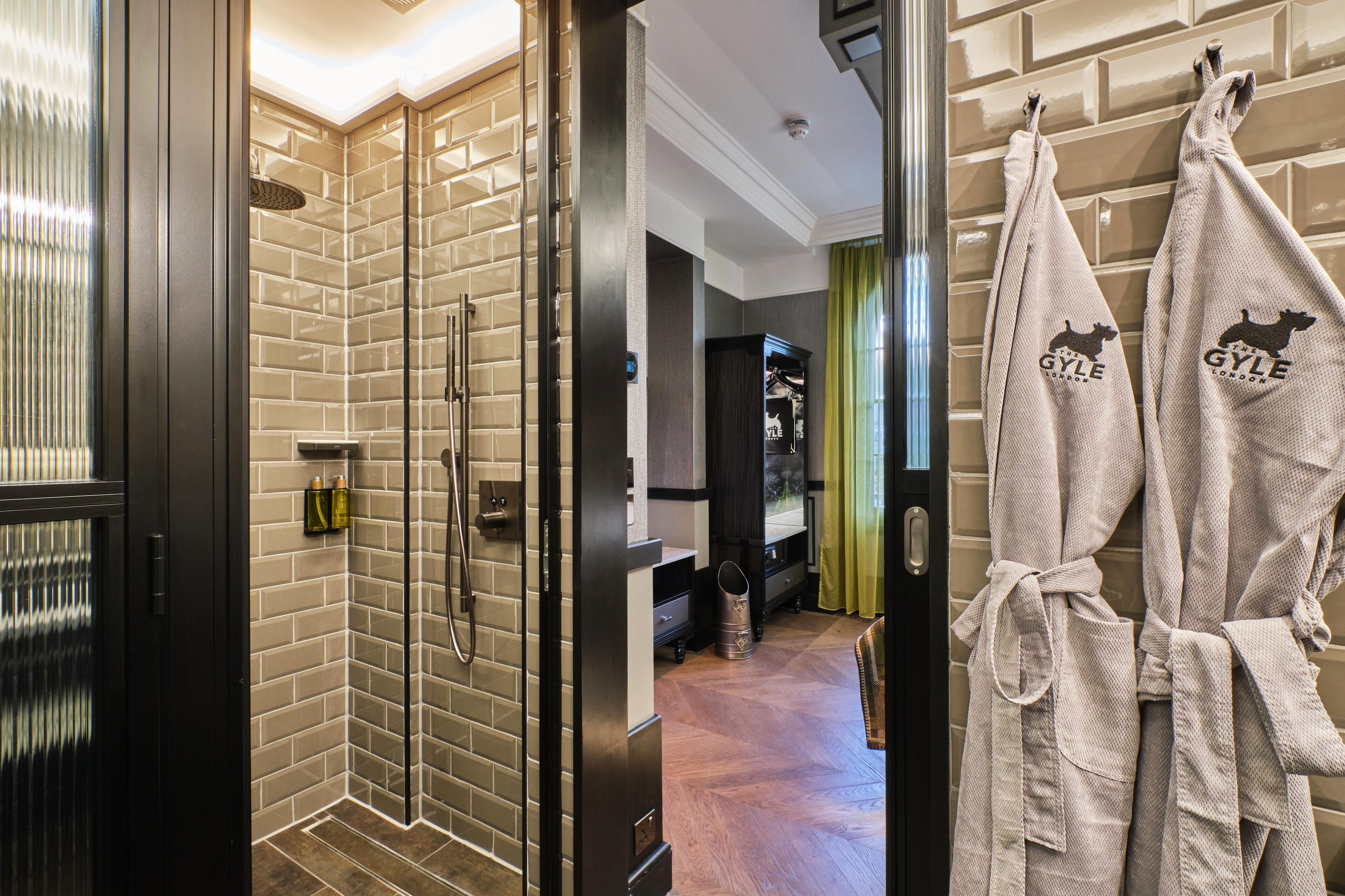 gyle suite | bathroom shower