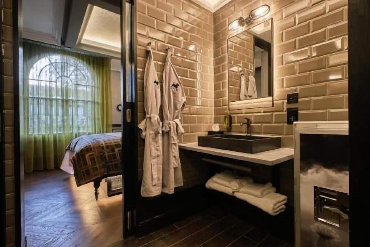 Surmatelas, coffres-forts dans les chambres, décoration personnalisée