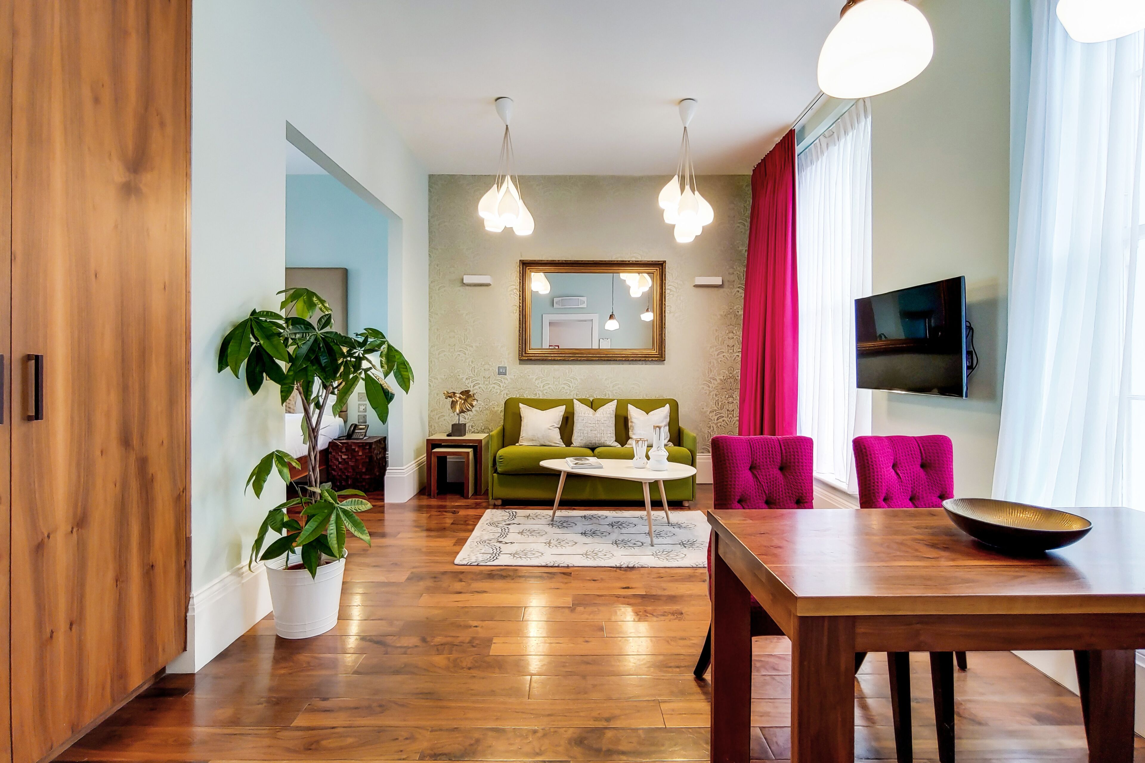 Familienapartment, Stadtblick | Wohnbereich | 43-Zoll-LCD-Fernseher mit Digitalempfang