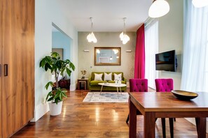 Apartamento família, vista para a cidade | Área de estar | TV LCD 43 polegadas com canais digitais