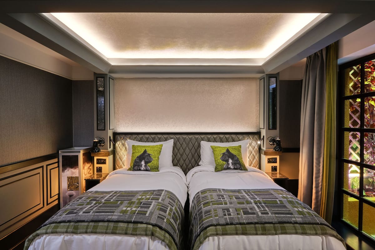 Chambre avec lits jumeaux, vue sur la cour intérieure | Lit avec matelas à plateau-coussin, coffre-fort