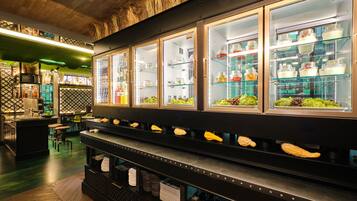 Breakfast (GBP 14.50 per person)