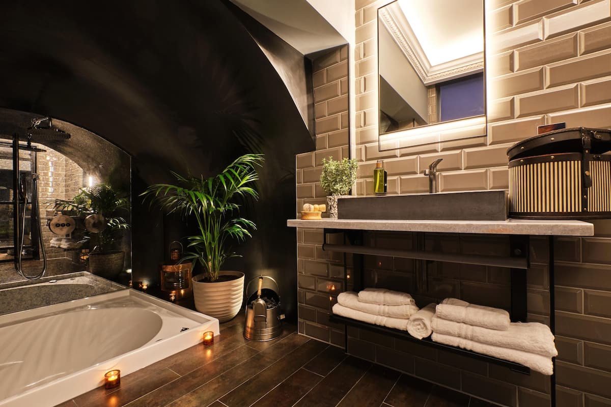 Chambre double, vue sur la cour intérieure | Salle de bain | Articles de toilette griffés, séchoir à cheveux, peignoirs
