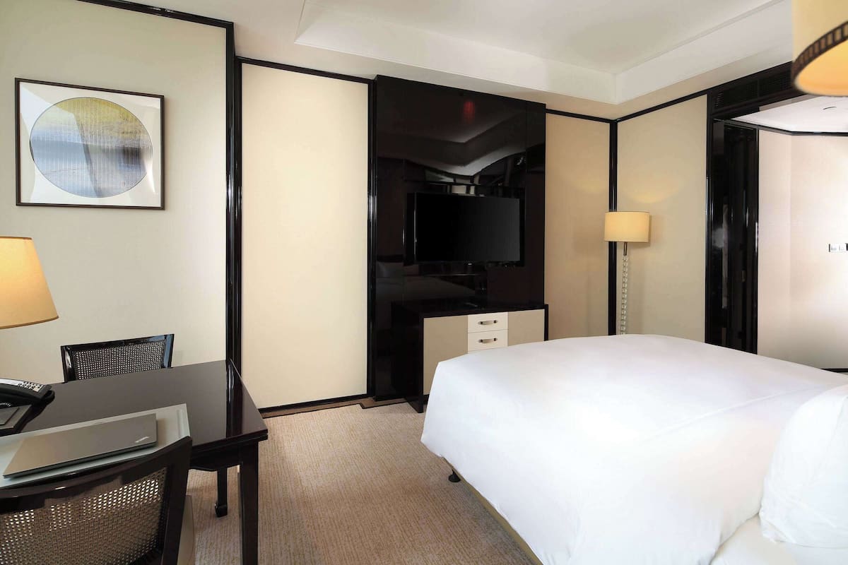 Superior Room, 1 King Bed, Non Smoking | Premium bedding, down comforters, in-room safe, free cribs/infant beds
