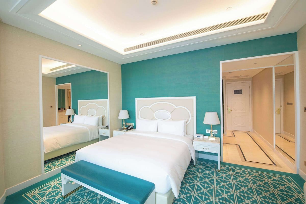 Classic Room, 1 King Bed, Non Smoking | Premium bedding, down comforters, in-room safe, free cribs/infant beds