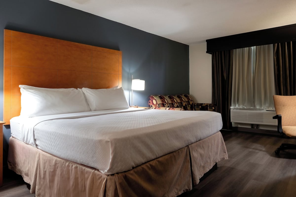 1 bedroom, Egyptian cotton sheets, premium bedding, pillowtop beds