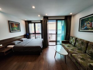 Studio Deluxe, 1 très grand lit | Coffres-forts dans les chambres, bureau