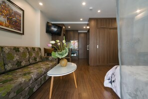 Deluxe Studio, 1 King Bed | Living room - Zody House (Hanoi)