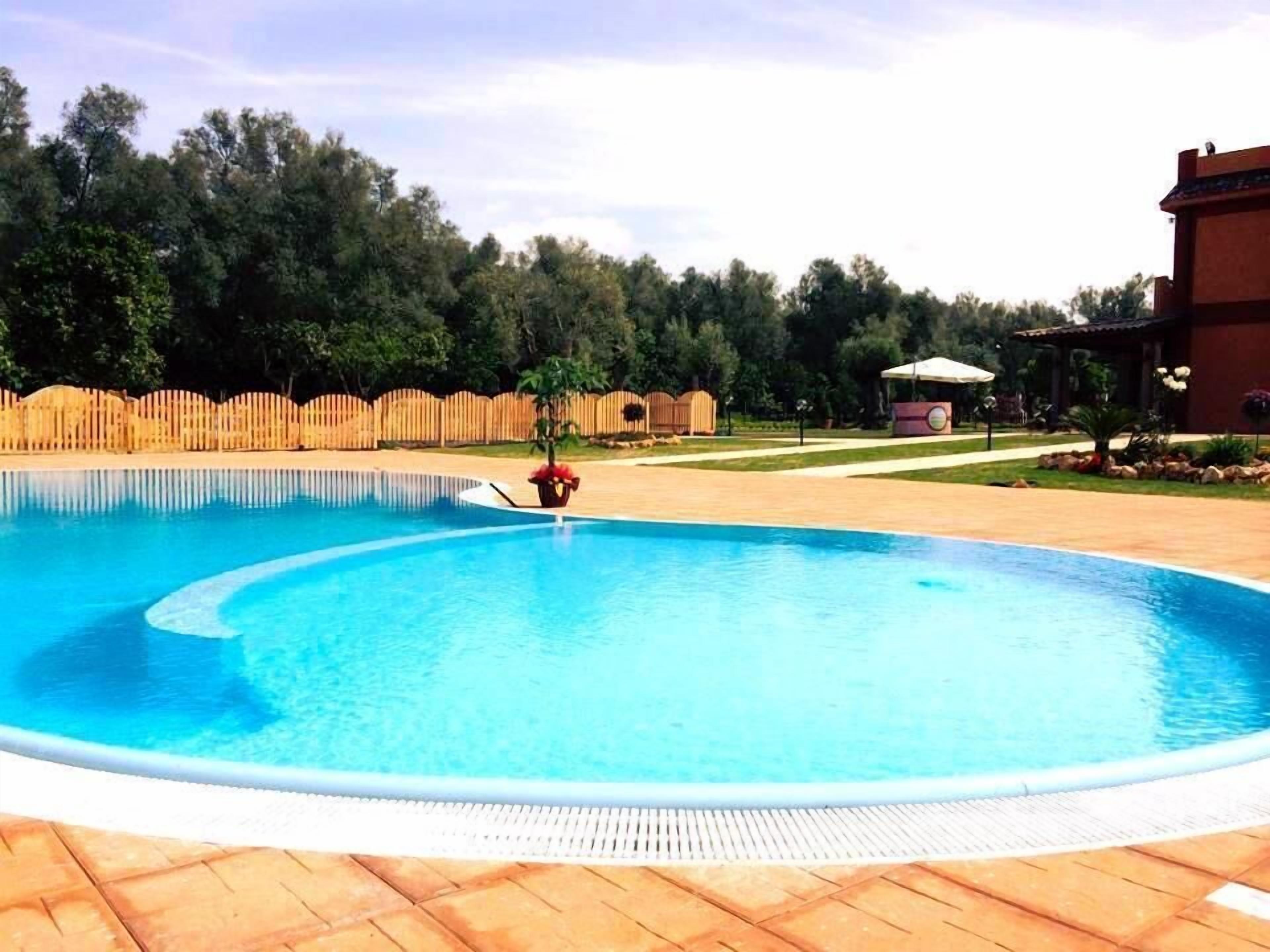 Piscine extérieure (ouverte en saison), parasols de plage