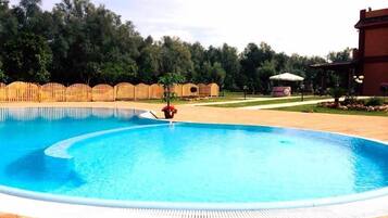 Piscina stagionale all'aperto, ombrelloni da piscina, lettini