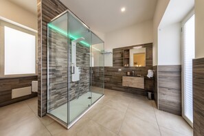 Shower, rainfall showerhead, free toiletries, hair dryer - Napoli Squares Suites (Naples)