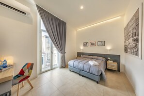 Premium bedding, down comforters, memory foam beds, minibar - Napoli Squares Suites (Naples)