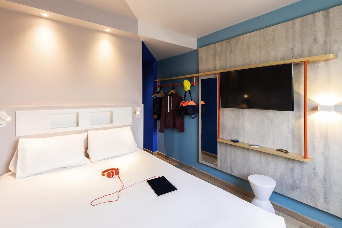 Standard Room, 1 Queen Bed | In-room safe, soundproofing, free WiFi