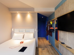 Standard Room, 1 Queen Bed | In-room safe, soundproofing, travel crib, free WiFi