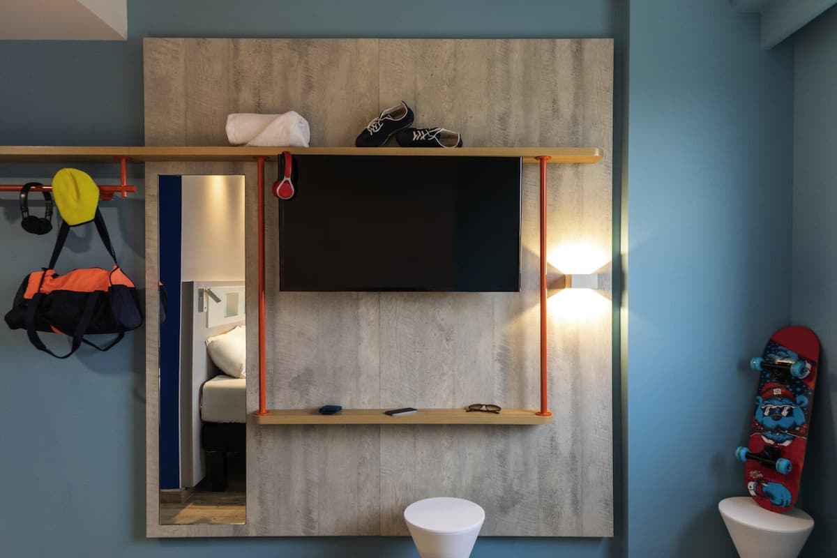 Standard Room, 1 Queen Bed | In-room safe, soundproofing, free WiFi