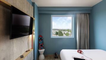 Standard Room, 1 Queen Bed | In-room safe, soundproofing, free WiFi, bed sheets