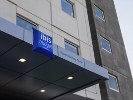 Μια πινακίδα ξενοδοχείου με τις ενδείξεις «ibis budget» και «Aguascalientes Norte», η οποία υποδεικνύει την τοποθεσία.