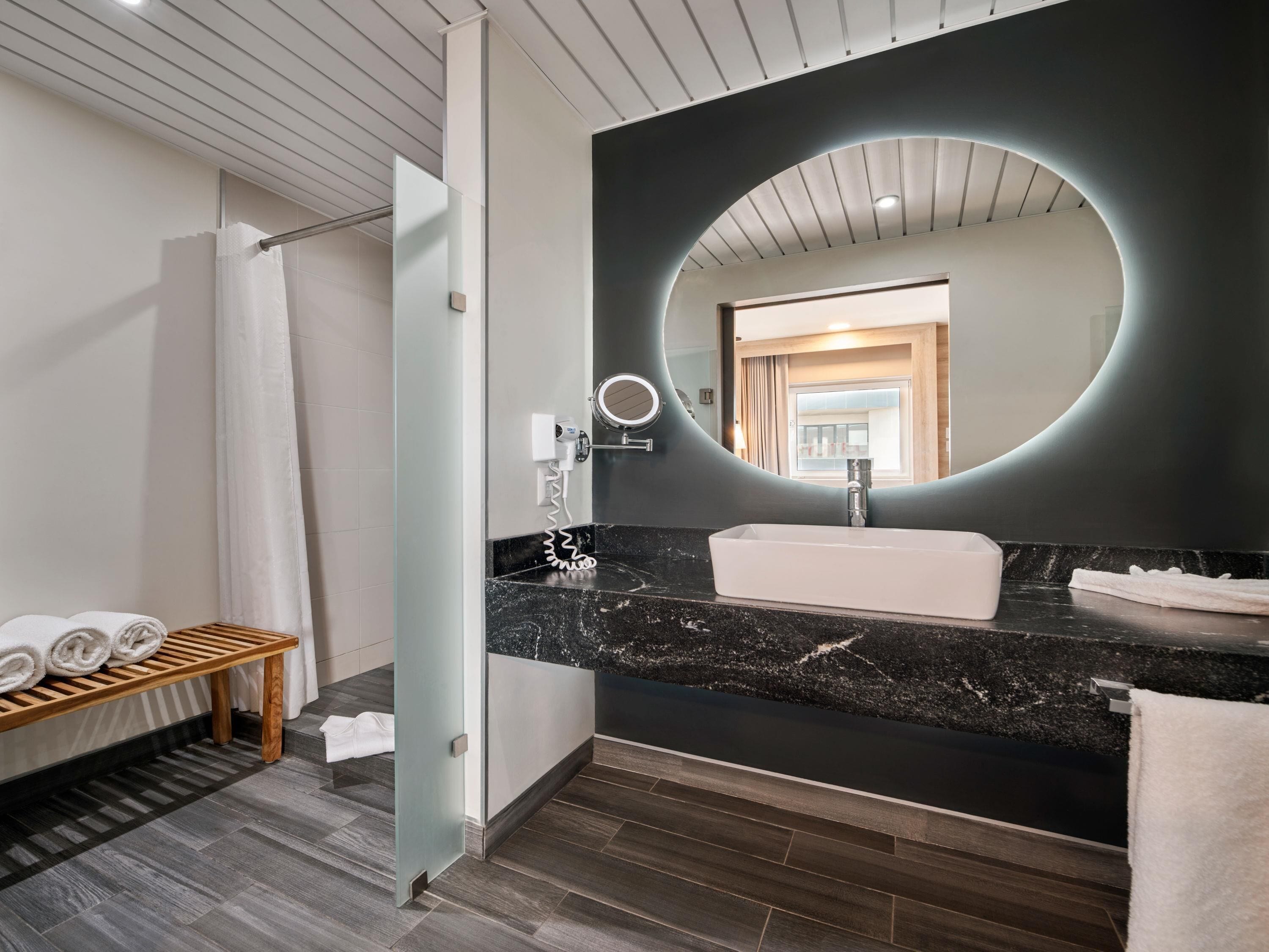 Suite, 1 cama King size y sofá cama | Camas con efecto memoria y caja de seguridad en la habitación 
