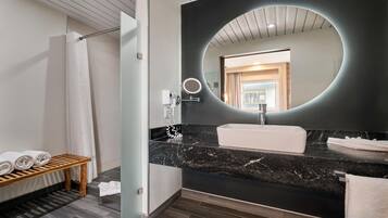 Suite, 1 cama King size y sofá cama | Camas con efecto memoria y caja de seguridad en la habitación