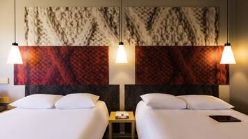 Tweepersoonskamer, 2 tweepersoonsbedden | Bedden met traagschuimmatras, een kluis op de kamer, een bureau