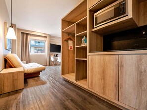 Suite, 1 cama de matrimonio grande con sofá cama | Colchones viscoelásticos, caja fuerte, escritorio