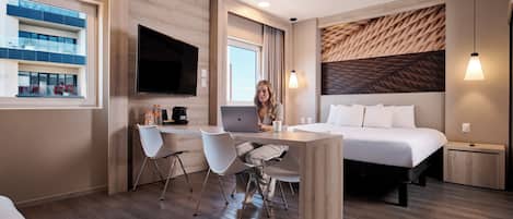 Suite, 1 kingsize-seng med sovesofa | Memory foam-senger, safe på rommet, skrivebord og lydisolert