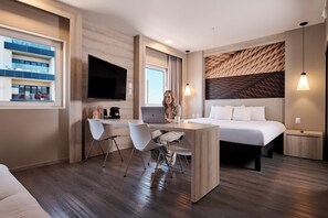 Suite, 1 trÚs grand lit et 1 canapé-lit | Lit avec matelas en mousse à mémoire, coffre-fort, bureau