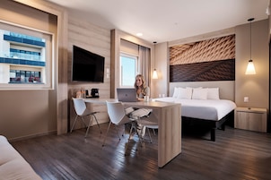 Colchones con efecto memoria y caja de seguridad en la habitación