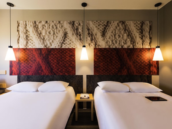 Dubbelrum - 2 dubbelsängar | Memory foam-madrasser, värdeförvaringsskåp på rummet och skrivbord