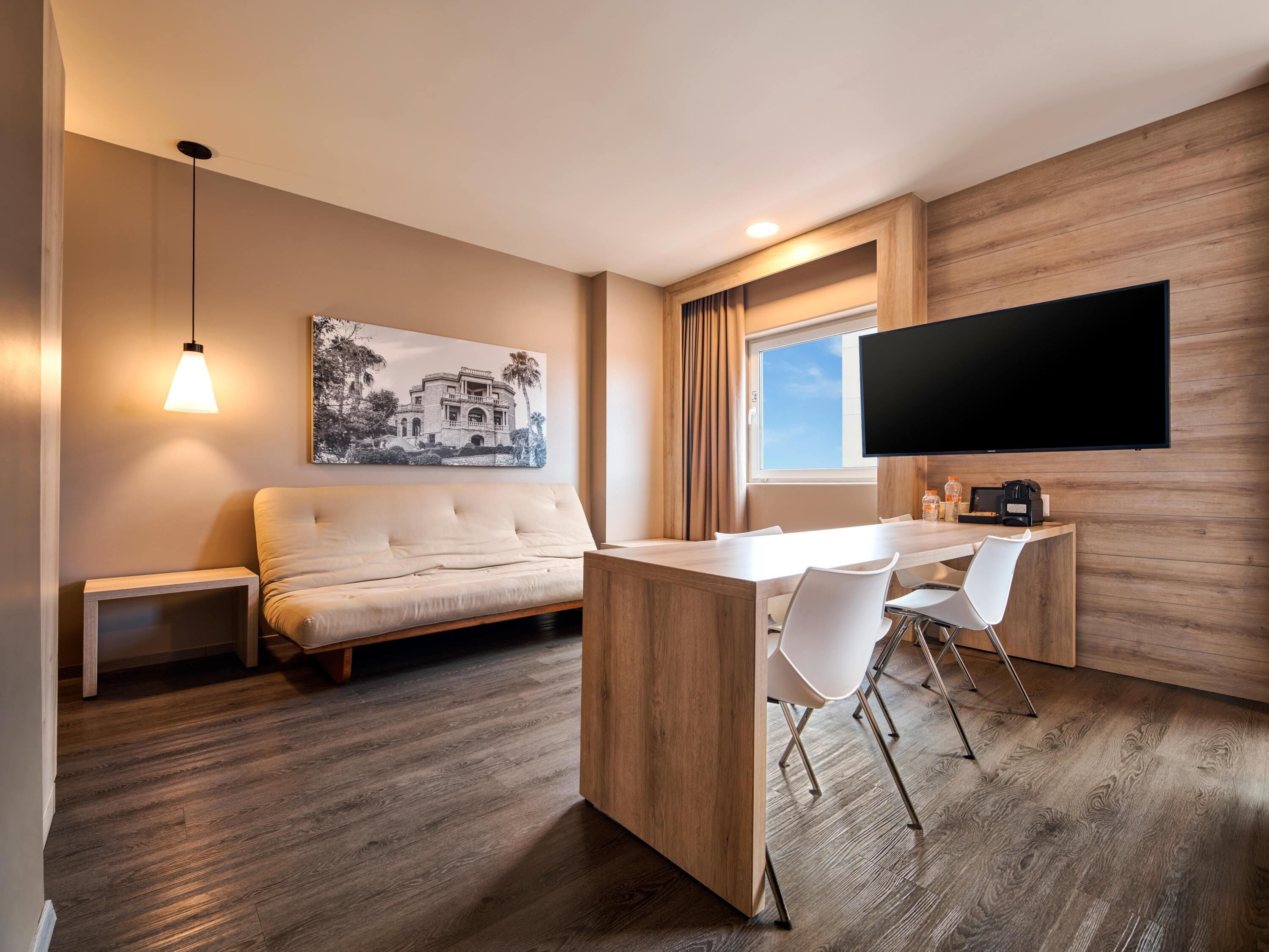 Suite, 1 cama de matrimonio grande con sofá cama | Colchones viscoelásticos, caja fuerte, escritorio