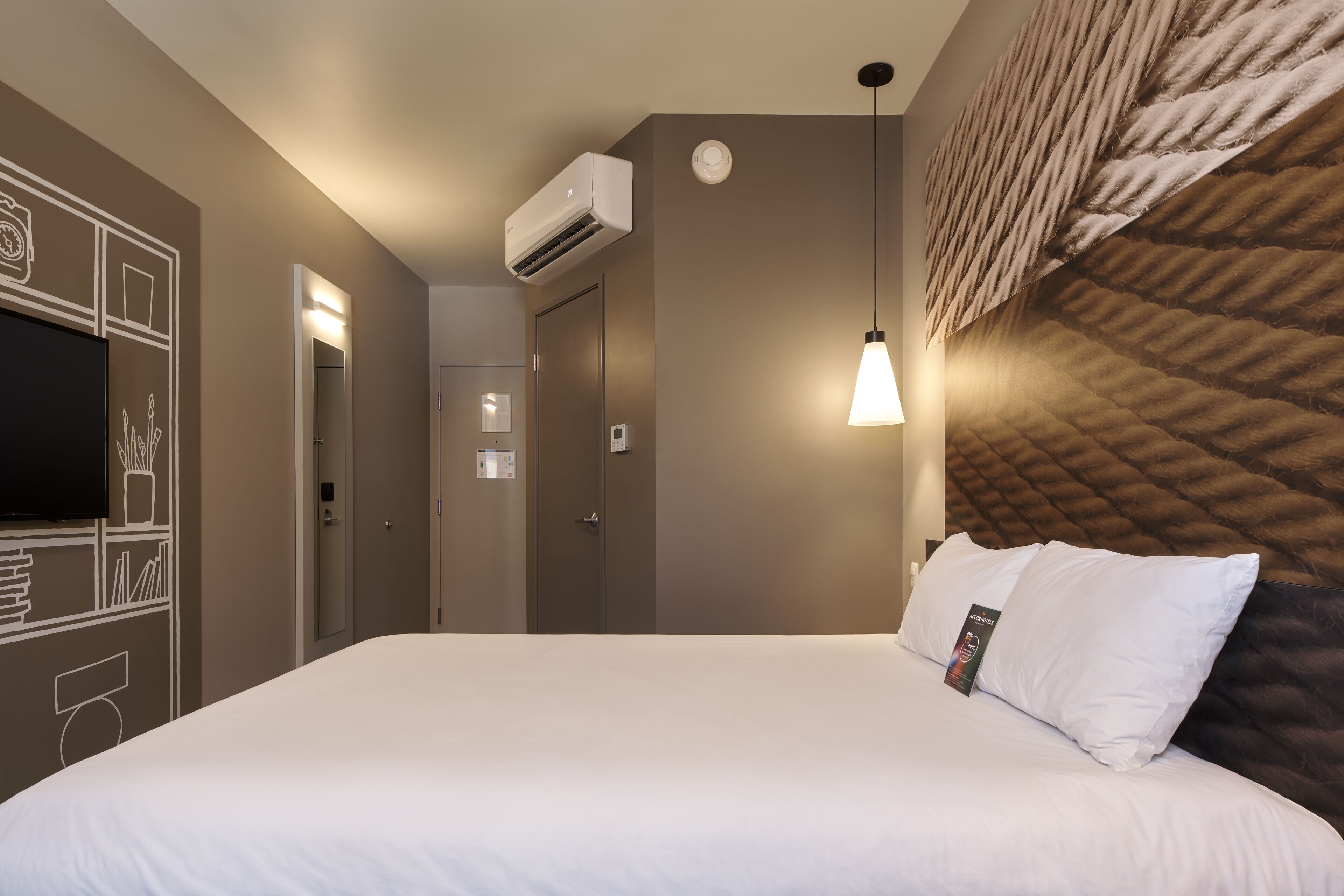 double room, 1 double bed | memory-foam beds, in-room safe, desk, soundproofing