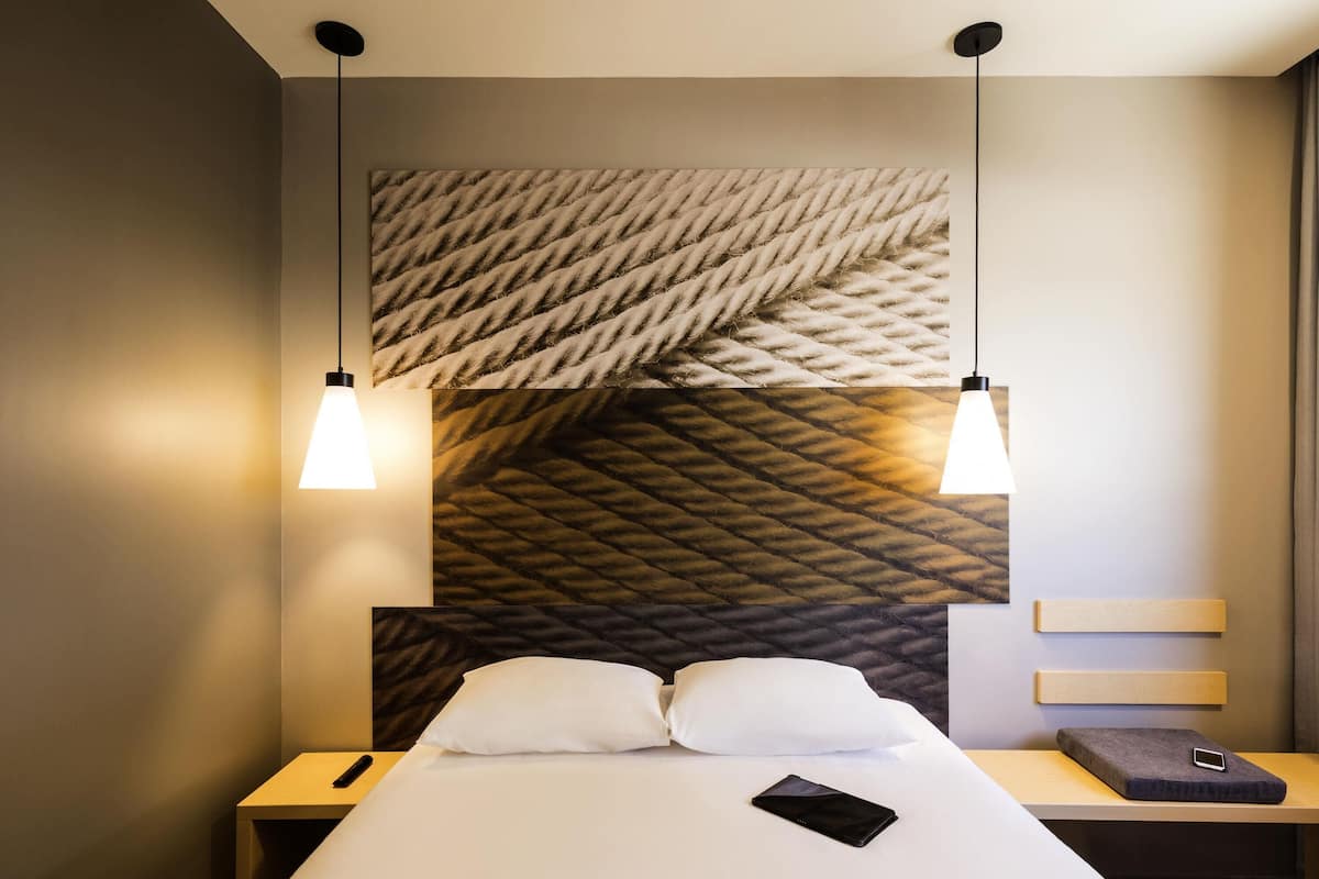 Habitación doble, 1 cama doble | Colchones viscoelásticos, caja fuerte, escritorio