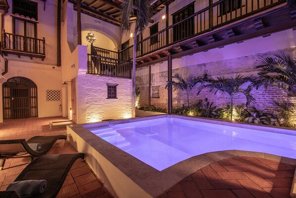 22-英寸液晶电视 （配备有线频道）、电视