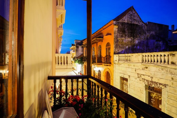 Deluxe Room, 1 King Bed, Non Smoking, Balcony | Balcony