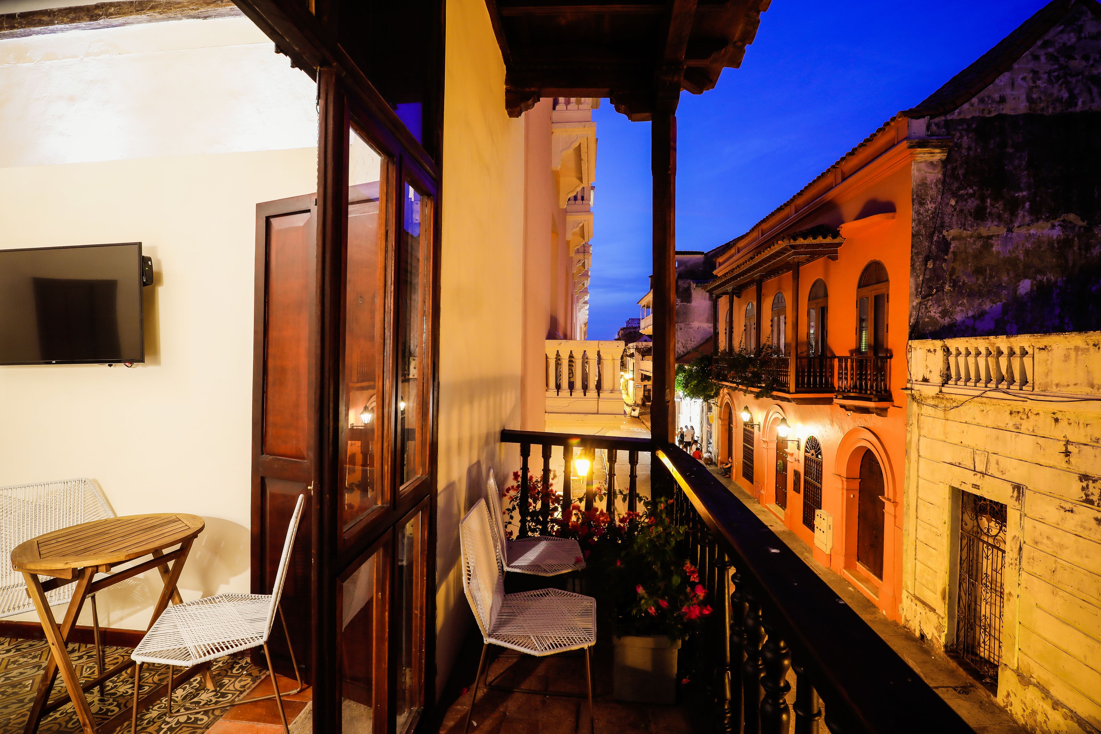 deluxe room, 1 king bed, non smoking, balcony | premium bedding, pillow-top beds, in-room safe, individually decorated