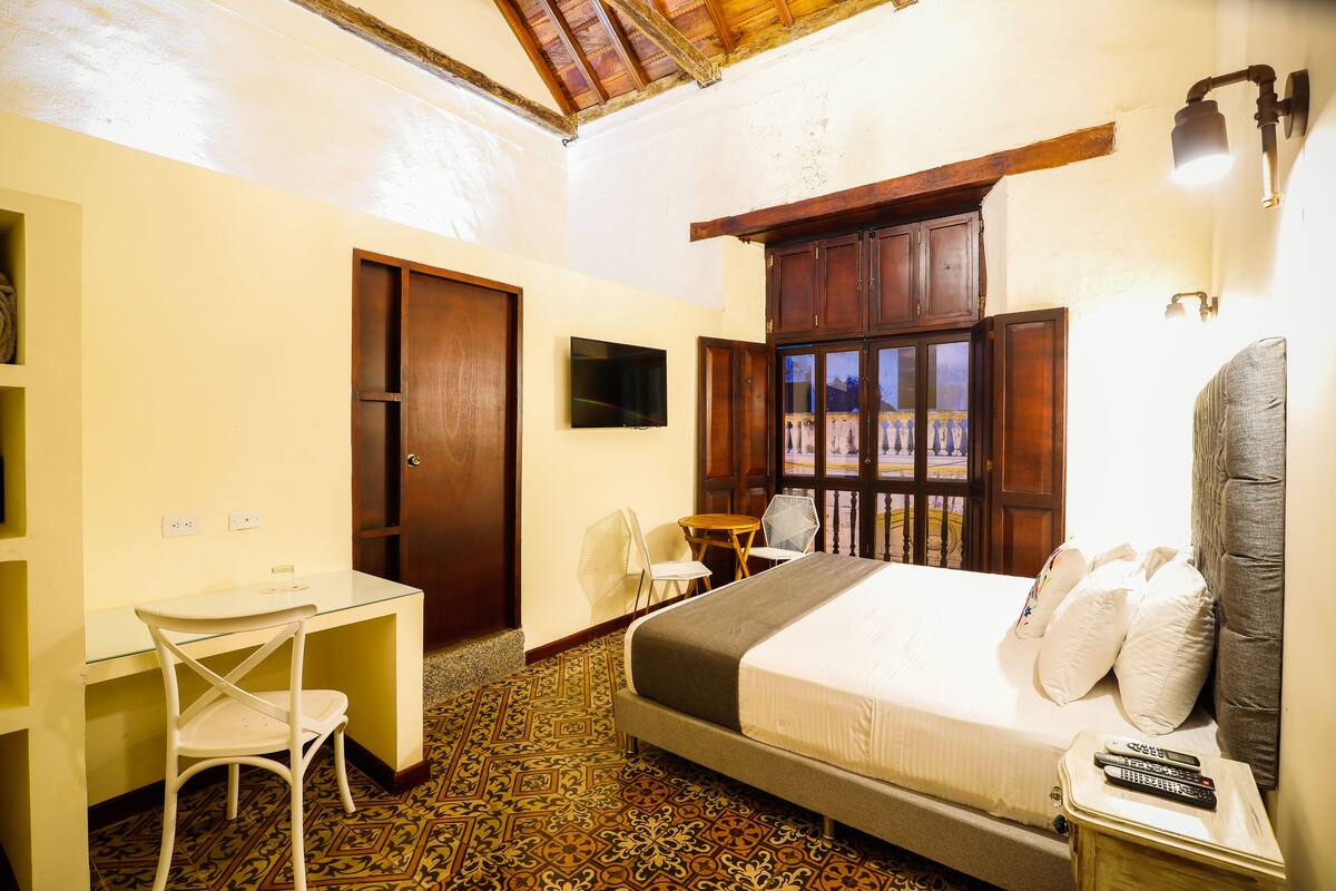 Deluxe Room, 1 King Bed, Non Smoking, Balcony